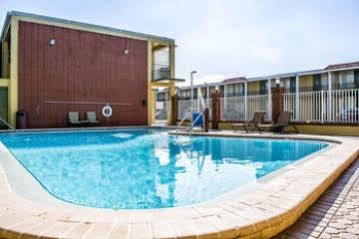 Inn Quality Airport - Cruise Port
